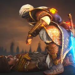 Postać z Assassin's Creed Mirage pochyla się nad pokonanym przeciwnikiem, jego miecz świeci na niebiesko.