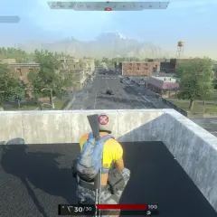Gracz w grze z1 battle royale obserwuje miasto z dachu, przygotowując się do walki.