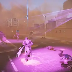 Helldivers 2: żołnierze walczą z wrogami w mieście, używając fioletowych laserów i broni. Wszędzie leżą pokonani przeciwnicy.