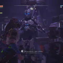 Aloy stoi przed maszyną w starożytnej zbrojowni w Horizon Zero Dawn.