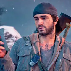 Deacon z Days Gone 2 PS4, w czapce i z siekierą za plecami, trzyma w dłoni znaleziony przedmiot.