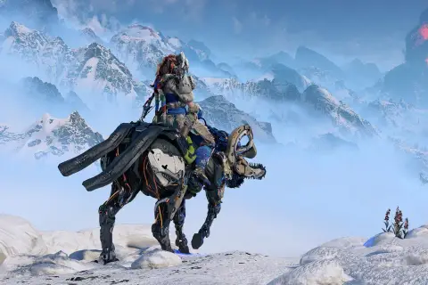 Aloy na mechanicznym koziorożcu przemierza śnieżne góry. W oddali widać wybuchający wulkan. Czy to zapowiedź Horizon 3 kiedy?
