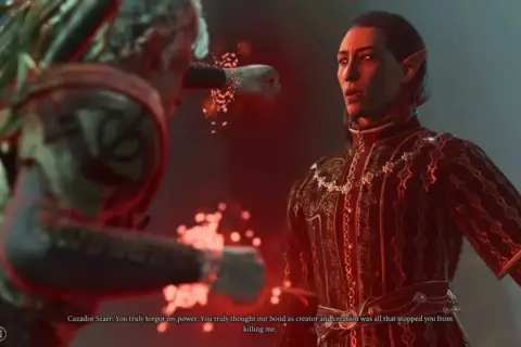 Astarion z Baldur's Gate 3 w czerwonym stroju, wpatrujący się w swojego twórcę.