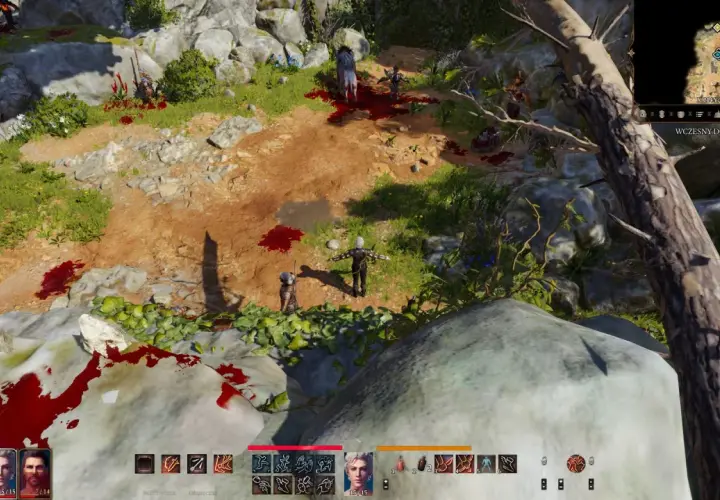 Krwawe ślady walki w Baldur's Gate III. Postacie przygotowują się do dalszych starć w leśnym terenie.