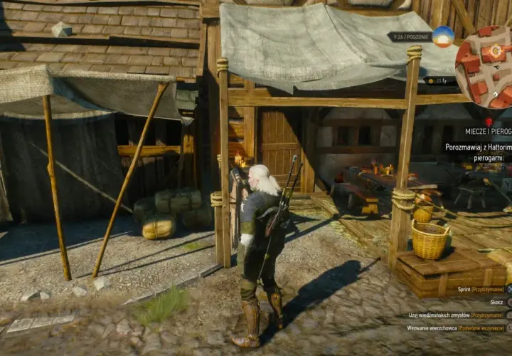 Geralt stoi przed pierogarnią, gdzie można zdobyć miecze i pierogi. W tle widać stoły z jedzeniem i mapę.