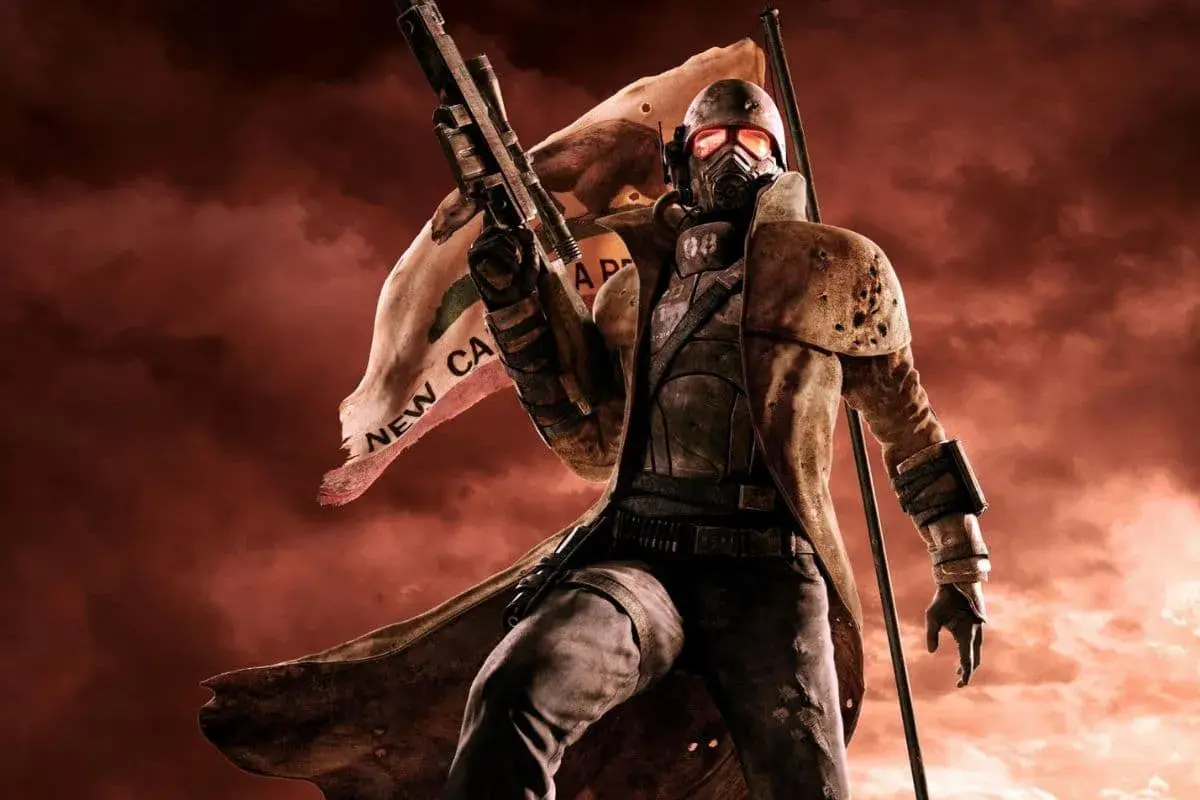 Żołnierz w masce i płaszczu z flagą New California Republic. Szukasz fallout new vegas kody?