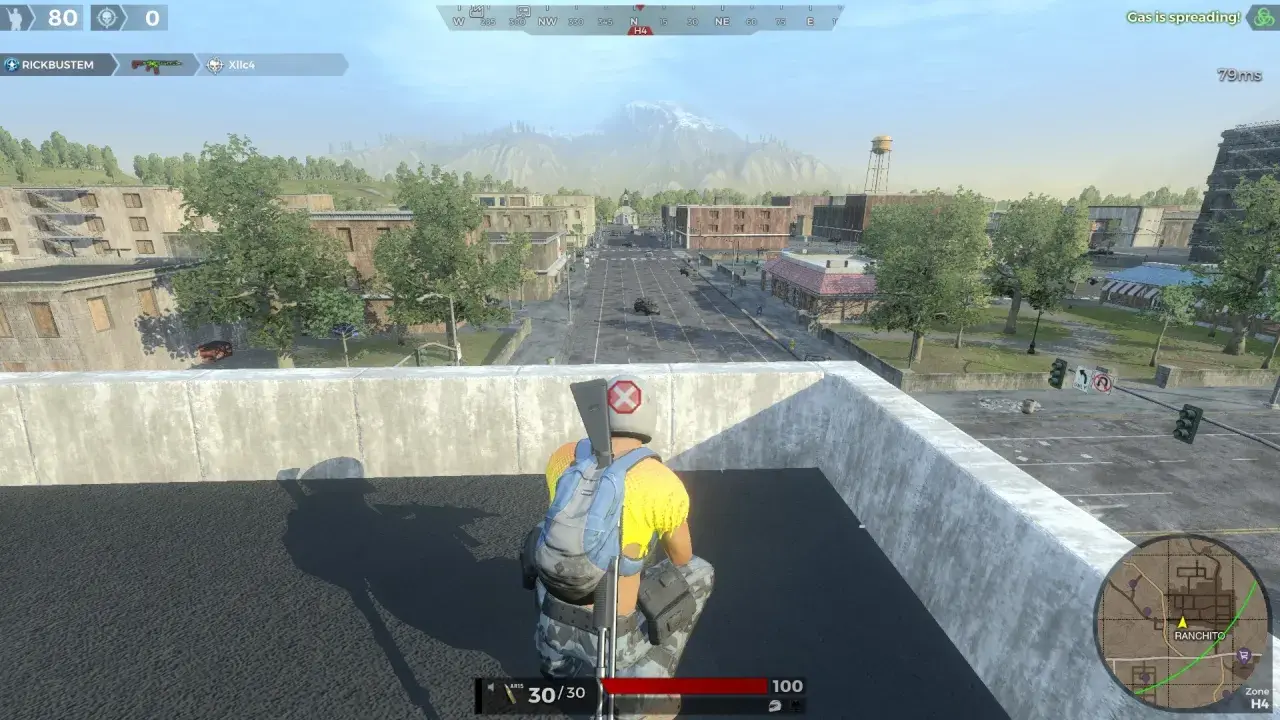 Gracz w grze z1 battle royale obserwuje miasto z dachu, przygotowując się do walki.