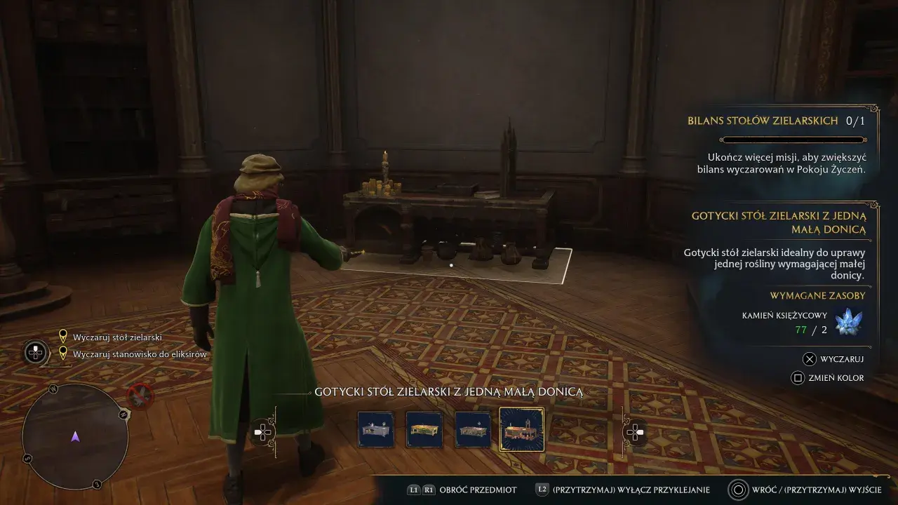 W Pokoju Życzeń w Hogwarts Legacy gracz przygotowuje gotycki stół zielarski z jedną małą donicą.