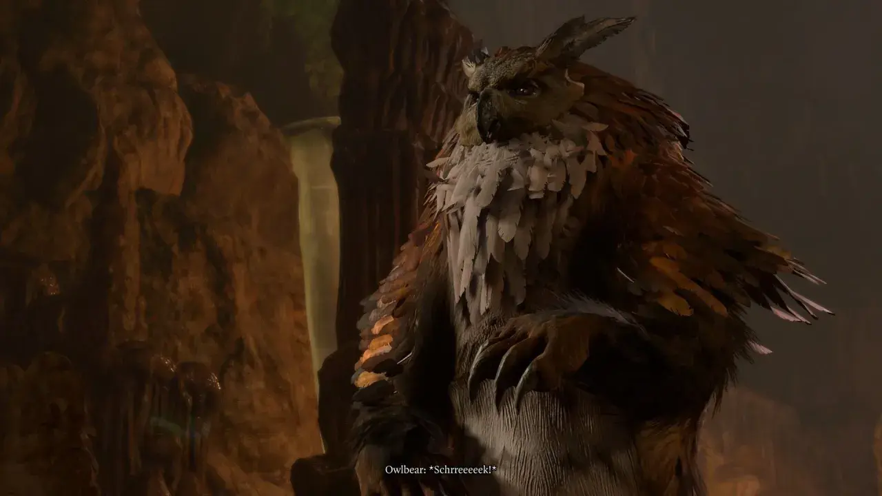 Potężny sowodźwiedź z Baldur's Gate 3, z piórami i pazurami, wydaje przerażający okrzyk w jaskini.