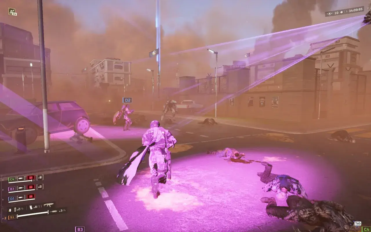 Helldivers 2: żołnierze walczą z wrogami w mieście, używając fioletowych laserów i broni. Wszędzie leżą pokonani przeciwnicy.