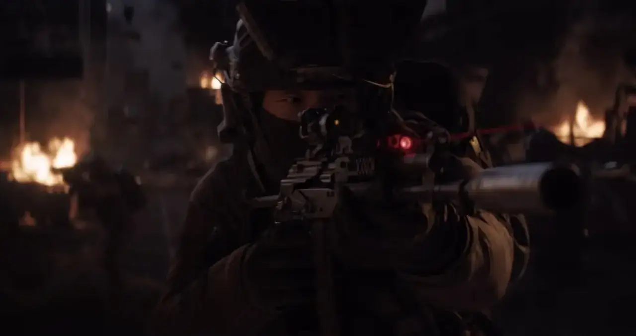 Żołnierz z karabinem celuje w tle płonących budynków, obraz oddaje klimat modern warfare 4.