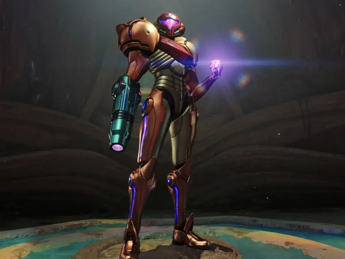 Samus Aran w lśniącej zbroi, gotowa do walki w Metroid Prime 4. Jej ręka emituje fioletową energię.