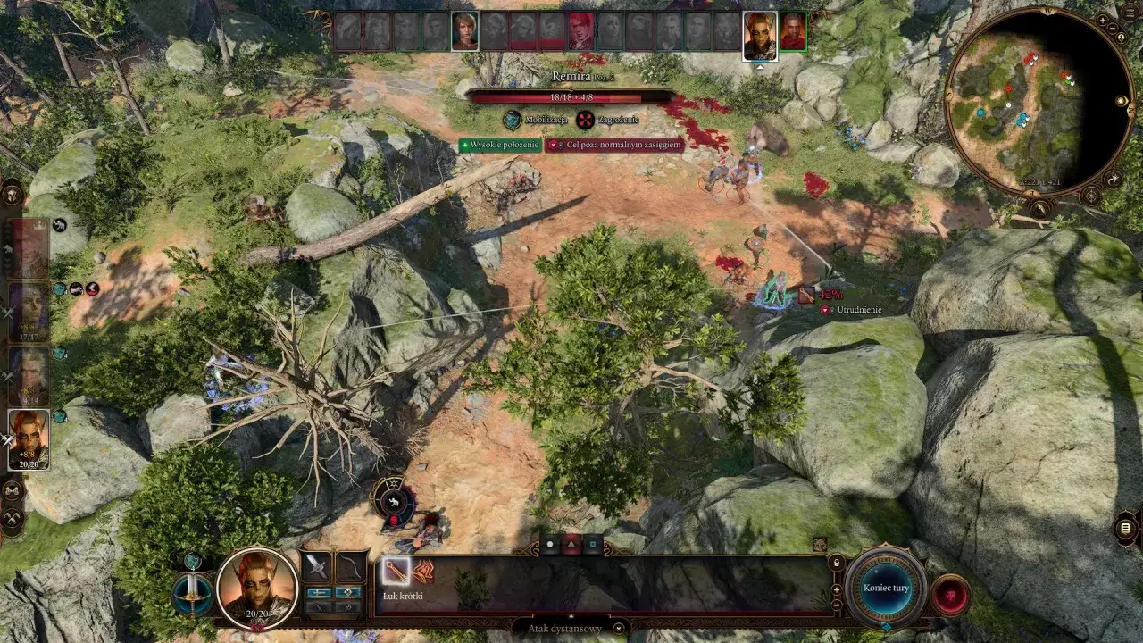 Bitwa w Baldur's Gate III. Postacie walczą na skalistym, zalesionym terenie. Widać ślady krwi i efekty czarów.